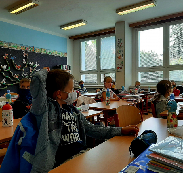 Prvňáčci a druháci se vrací do lavic, školy jsou připravené