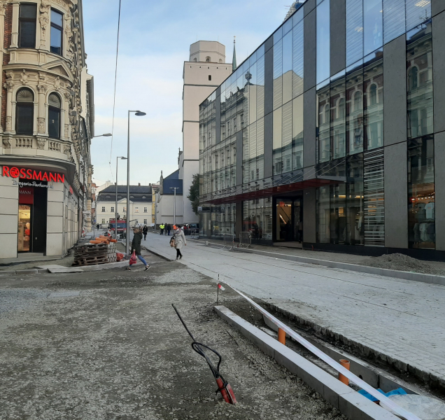 Montáž trolejí omezí o víkendu tramvajový provoz přes Hrdiny
