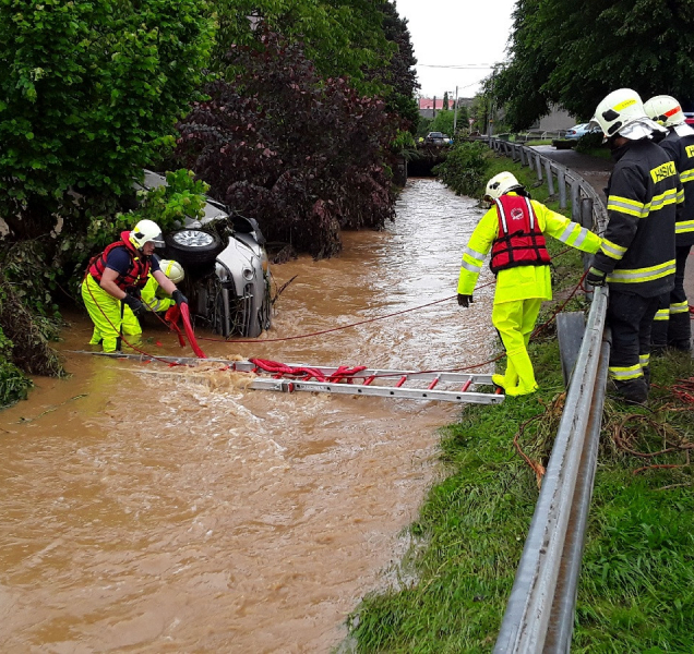 Krajští hasiči loni zachránili dva tisíce osob
