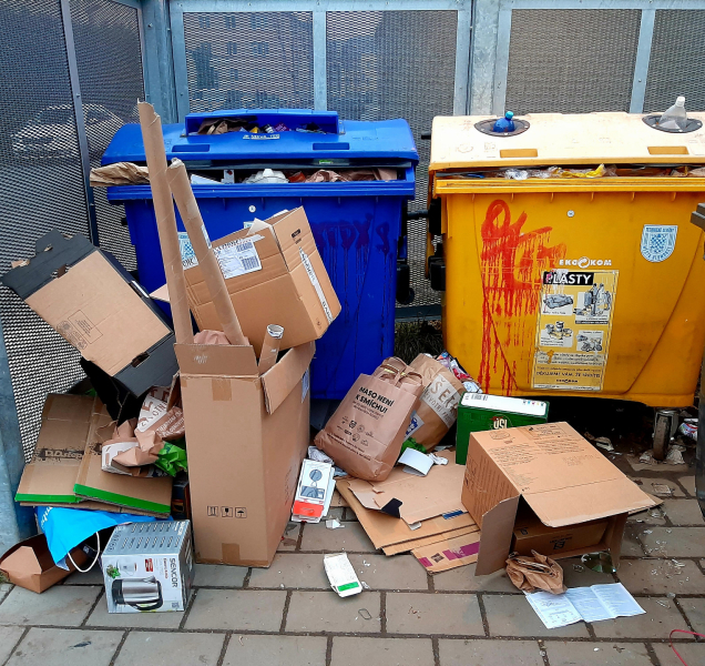 Olomouc trápí černé skládky u kontejnerů, město je bude pokutovat