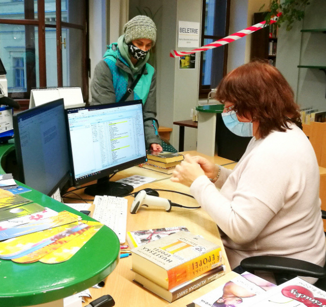 Olomoucké knihovny mají výdejní okna, městská jezdí k lidem domů