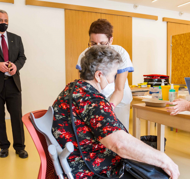 V Konici začalo očkování seniorů 80+ vakcínou AstraZeneca