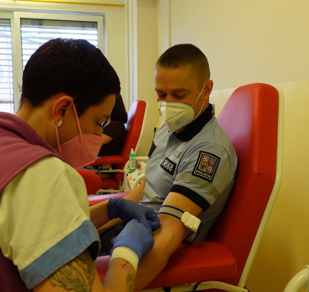 Pomáhat a chránit: Policisté ve fakultce darovali krev