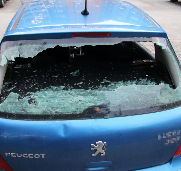 Postarší parkourista si ke svým kouskům vybral cizí auta