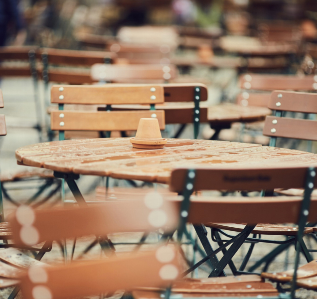 Opilý muž obtěžoval v centru Olomouce obsluhu zahrádky