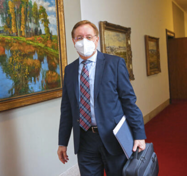 Ministr zdravotnictví Arenberger rezignuje, nahradí ho Vojtěch