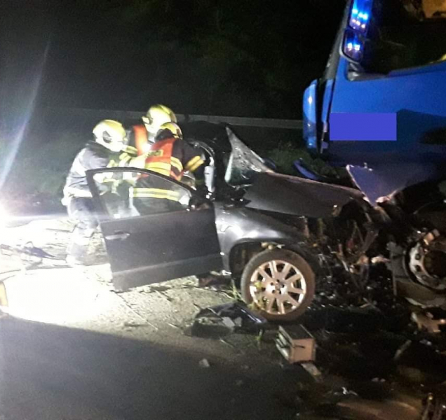 Tragédie u Šternberka: Řidič osobáku nepřežil srážku s kamionem