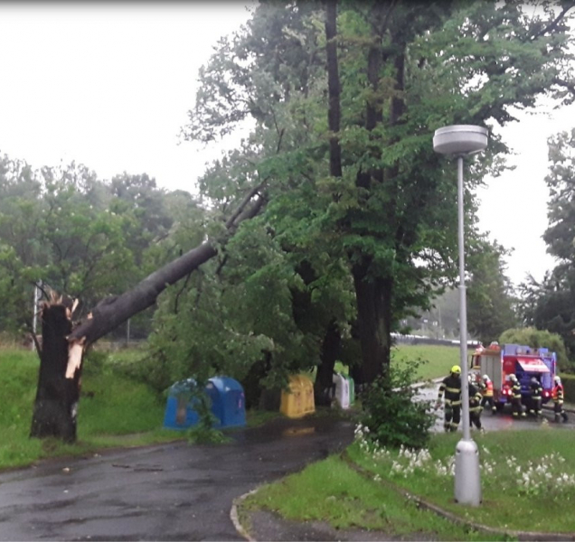 Hasiči odstraňují následky nočních bouřek