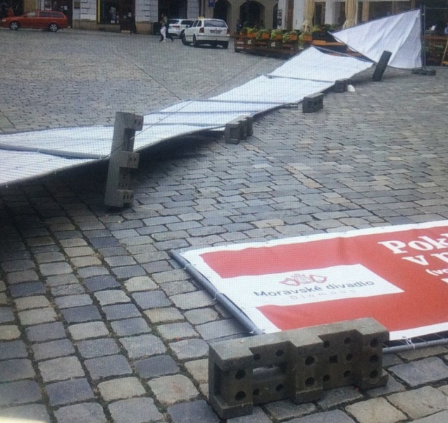 Vítr na Horním náměstí natropil neplechu