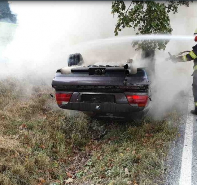 U Šubířova hoří auto převrácené na střechu, zasahují hasiči