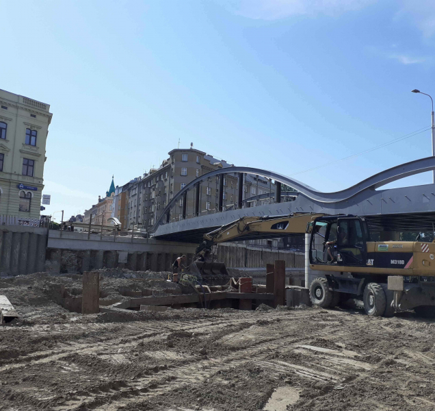 Rejnok půjde nad řeku, práce na náplavce zdržuje kamenolom