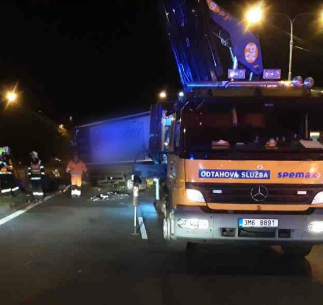 Na Velkomoravské se střetl osobák s náklaďákem, došlo ke zraněním