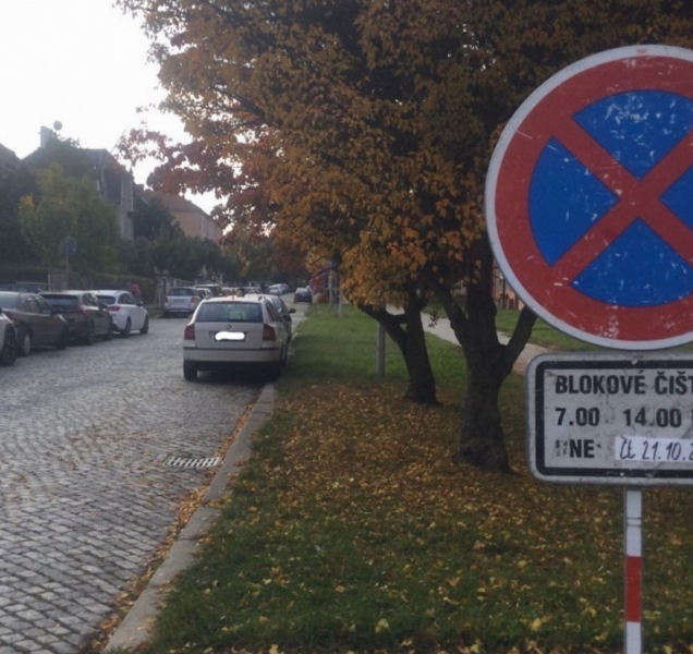 Tři desítky aut komplikovaly blokové čištění v ulicích Olomouce