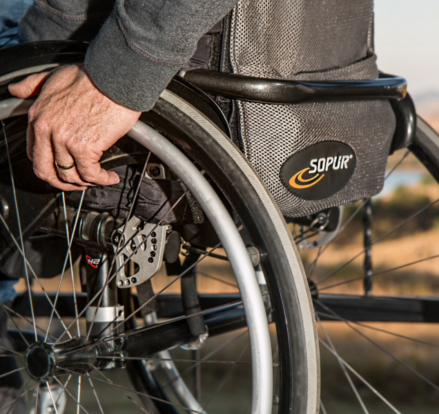 Strážníci pomáhali s opravou invalidního vozíku