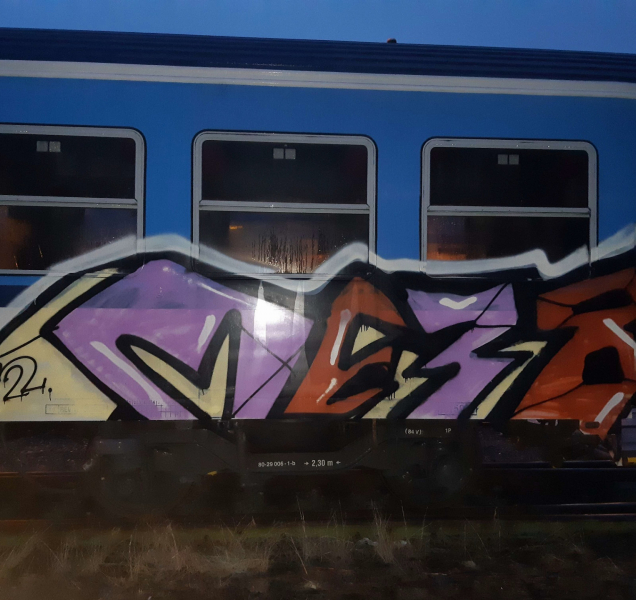 Další odstavený vlak se u olomouckého nádraží stal obětí sprejera