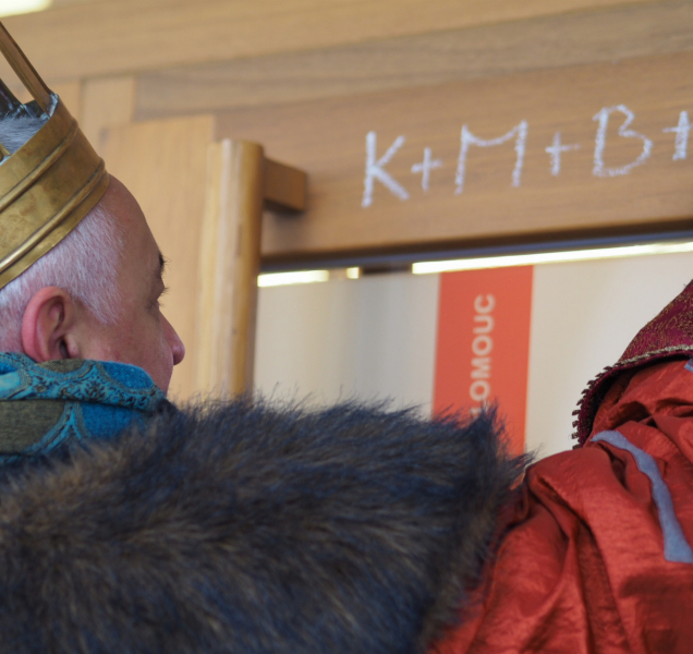 FOTO: Hejtman, primátor a biskup se převlékli za Tři krále