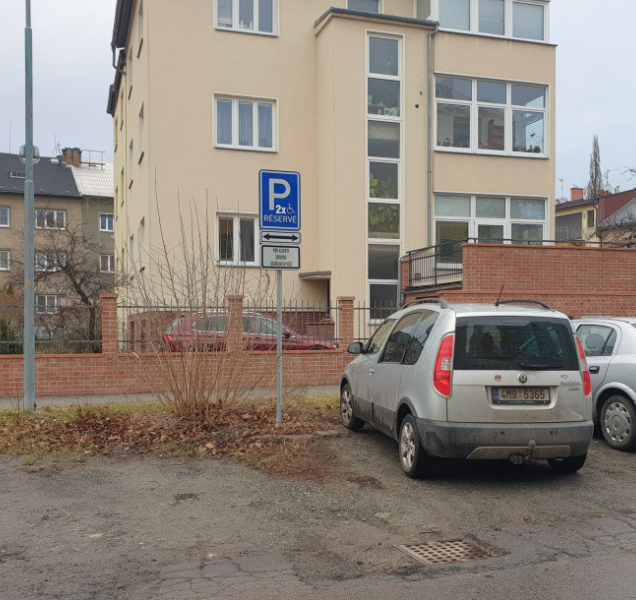 Klienti úřadu ve Štursově mají vyhrazené parkování
