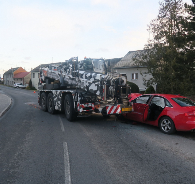 Autojeřáb v Ludéřově narazil do osobáku