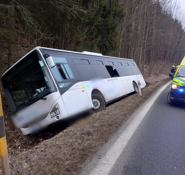 Autobus u Písařova sjel do příkopu, došlo ke zraněním