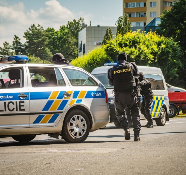 Pokus o krádež auta za bílého dne nevyšel, řidič auto ubránil