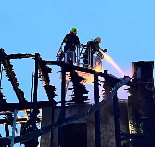 V Hodolanech hoří střecha dvoupodlažního domu
