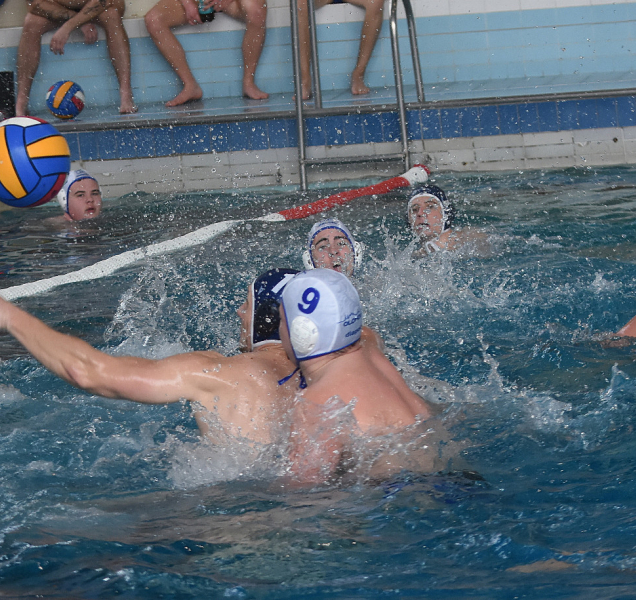 Vodní pólisté bojovali s Kometou a Hradcem