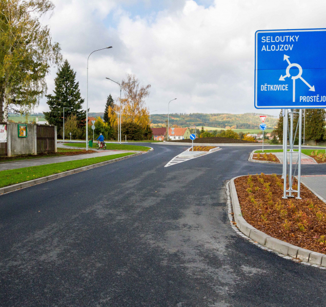 V Určicích mají nový kruhový objezd