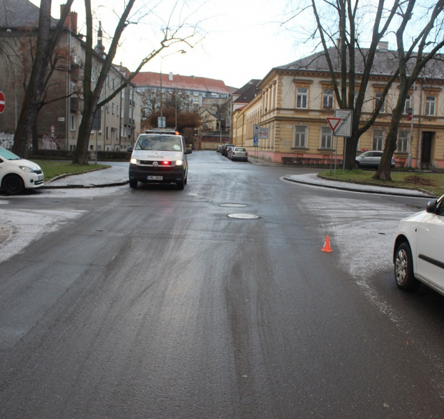 Řidič srazil a zranil chodkyni a z místa nehody pak ujel