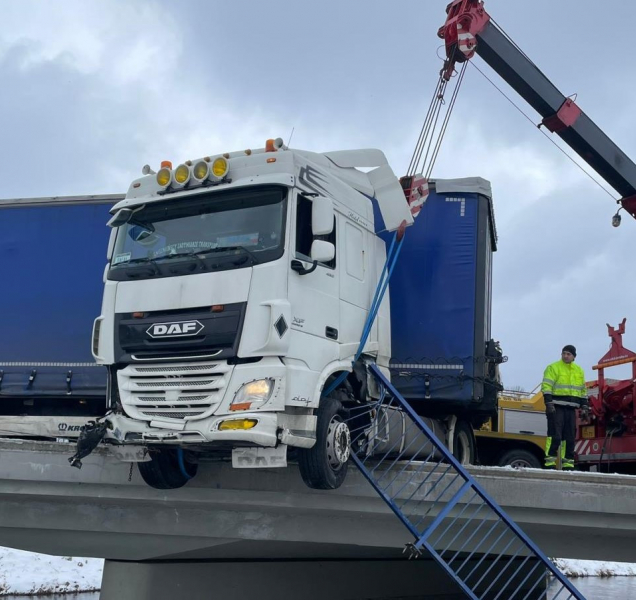 Kamion visel z mostu. Jak se  povedlo hasičům řidiče vyprostit?