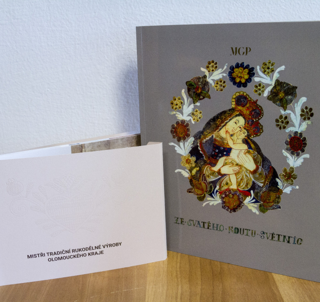 Mistři dostali své karty, lidové malby na skle novou knihu