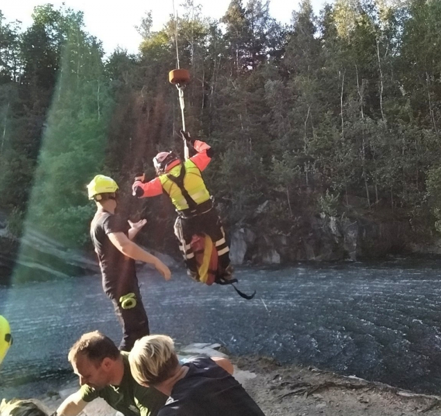 Mladá žena špatně dopadla do vody. Pomohli jí přátelé i záchranka