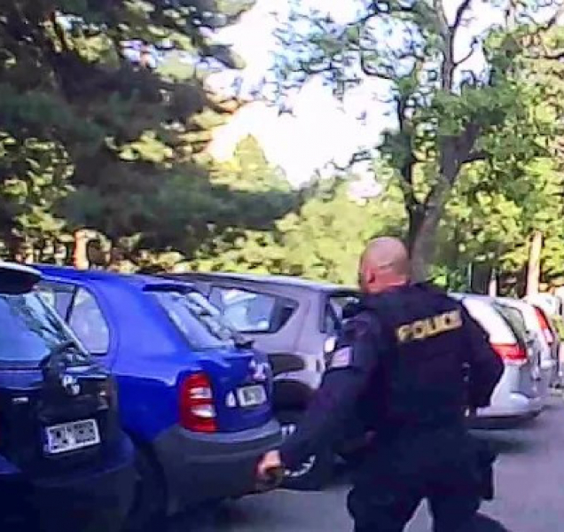 Dealer perníku ujížděl na koloběžce, zadrželi ho policisté