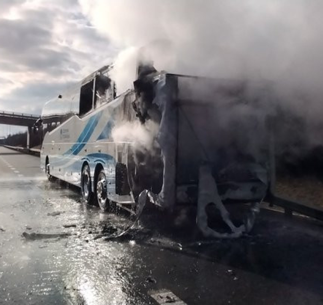 Mladí hokejisté na zápas nedojeli, po cestě jim shořel autobus