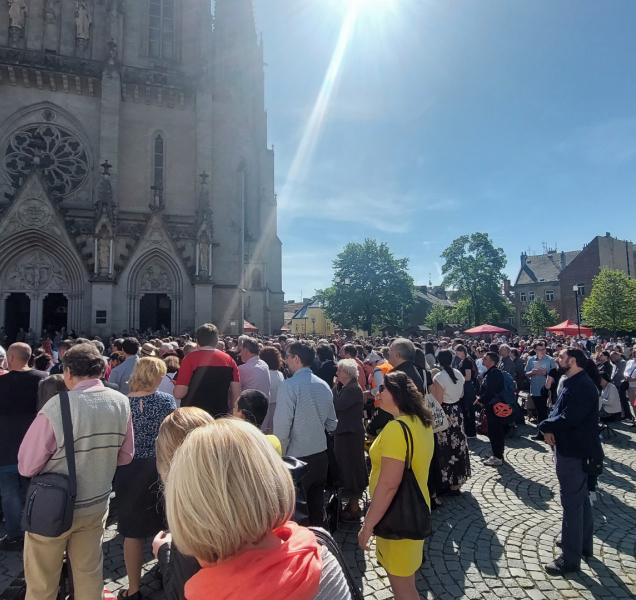 Plná katedrála a Václavské náměstí sleduje inauguraci nového olomouckého arcibiskupa
