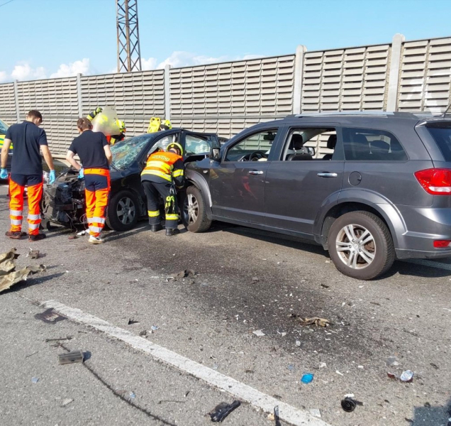 Zraněné museli hasiči vyprostit z vozu. Vážná nehoda tří aut zastavila dopravu