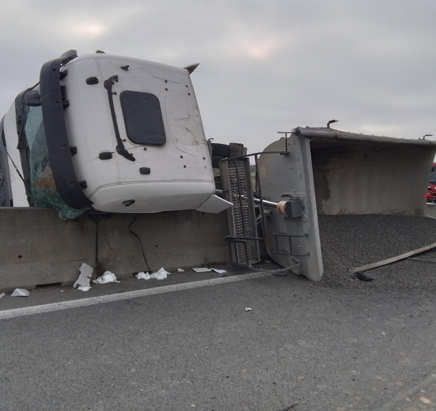 Na kruhovém objezdu spadlo nákladní auto na osobní vůz, řidič zemřel
