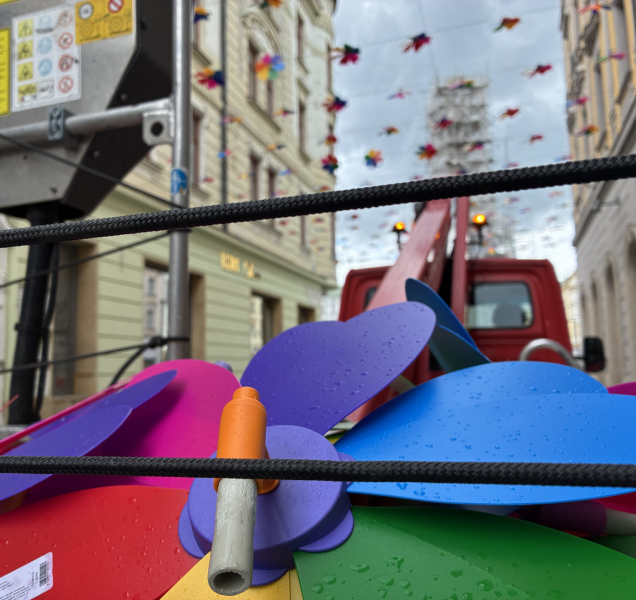 Ulici v centru Olomouce opět ozdobily barevné větrníky