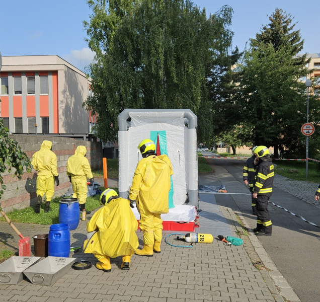 Kyseliny v laboratoři UP zranily jednu ženu