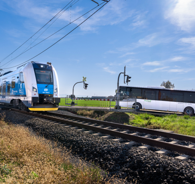 Senioři, děti a studenti budou cestovat po kraji levněji