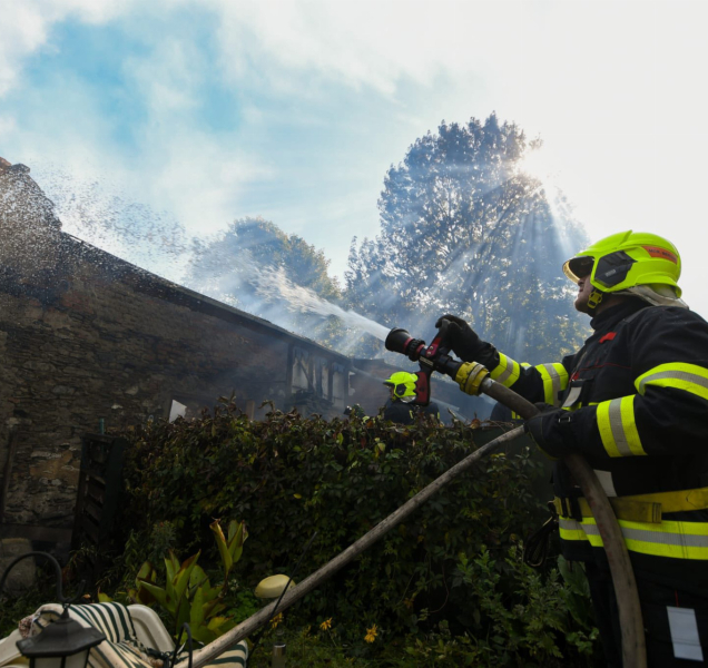 Dům hasilo deset hasičských jednotek, pomáhali i kolegové z vedlejšího kraje