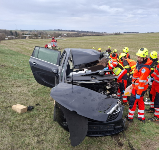 Autobus se střetl s osobním autem, řidičku vyprošťovali hasiči