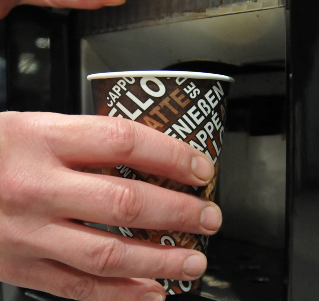 Kontroly SZPI: Káva z automatu neviděla kávu ani z vlaku