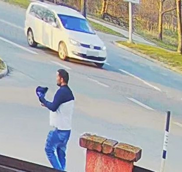 Policisté pátrají po pachateli, který se vloupal do auta