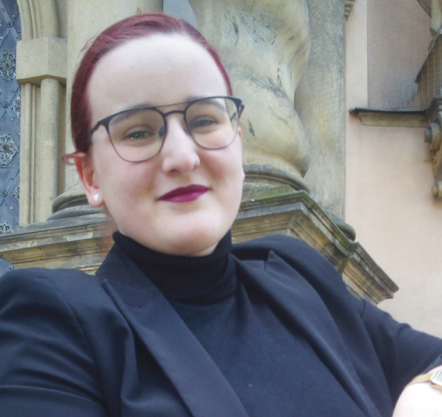 Devatenáctileté děvče nechtělo sedět doma, tak uklízí parky