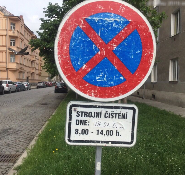 Blokový úklid ještě neskončil, auta v ulicích přesto stojí