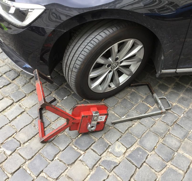 Řidička se rozjela i s botičkou, prý si jí nevšimla