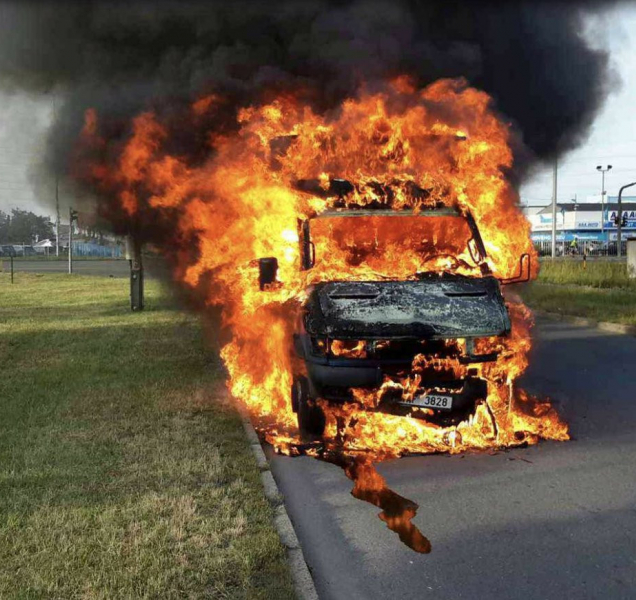 V Lipenské ulici v Olomouci dnes ráno hořela dodávka