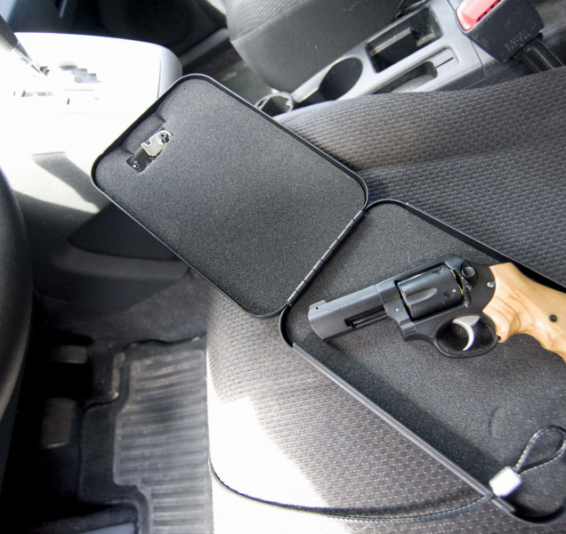 K čemu mu byl revolver? Neopatrností o něj přišel...