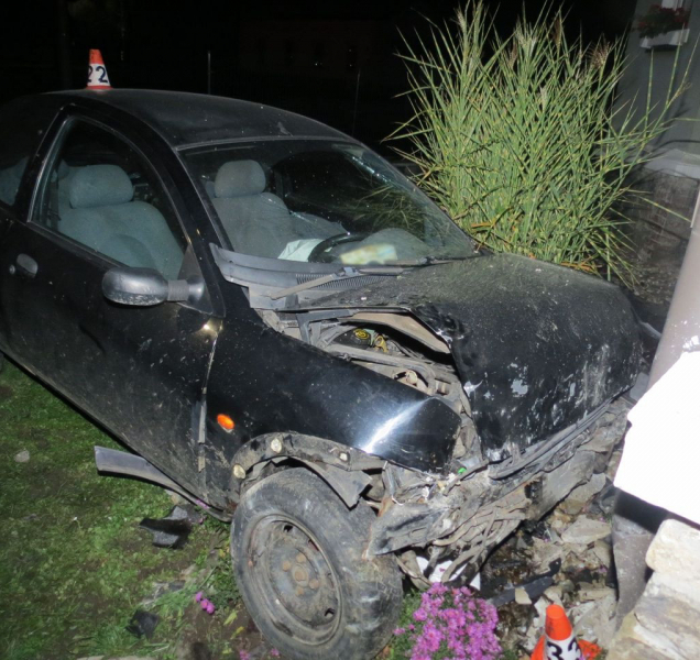 Osmnáctiletý opilý mladík boural s autem na zahrádce domu