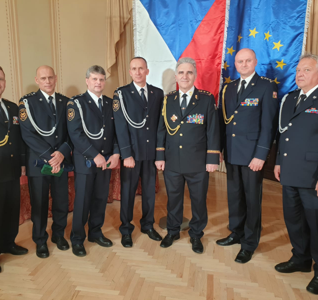 Příslušníci hasičů si převzali medaile Za věrnost I. stupně